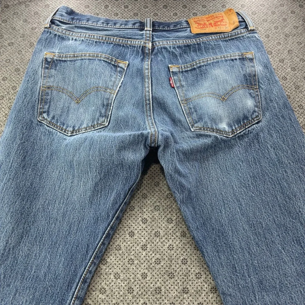 Levis 501 Original Fit Jeans Mens 32x30 Blue Denim Straight Leg Distressed